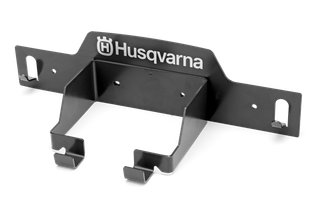 Automower™ Veggoppheng. Sett forfra på en veggmonteringsbrakett for Husqvarna for oppbevaring av utstyr.