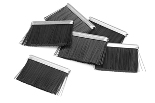 Widok z góry na sześć przemysłowych listew szczotkowych z metalowym podkładem.