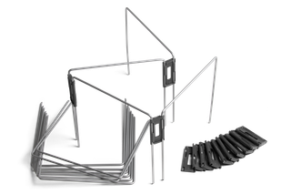 Draufsicht auf Metallrahmen und schwarze Bauteile, die auf einer weißen Fläche angeordnet sind.