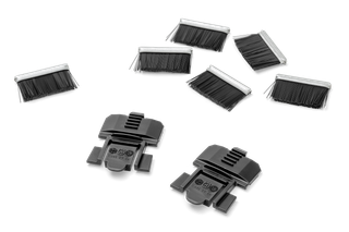 Sett ovenfra av utskiftbare børster og holdere for en robotgressklipper.