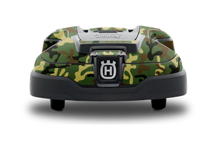 Sett forfra av en Husqvarna robotgressklipper med kamuflasjedesign.