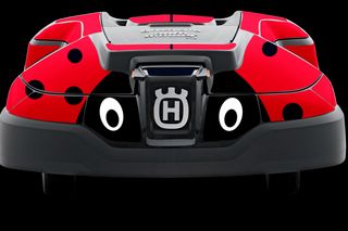 Vorderansicht eines Husqvarna Mähroboters im Marienkäfer-Design.