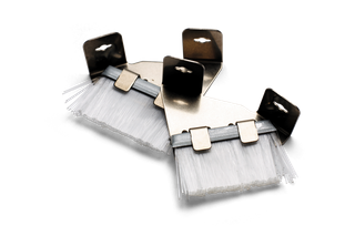 Vue de dessus de deux supports métalliques avec poils attachés, utilisés pour le nettoyage ou le balayage.