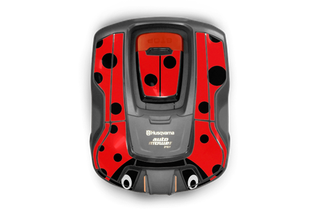 Husqvarna Automower® Mariehønefolie. Set ovenfra af en Husqvarna Automower med mariehøne-design.