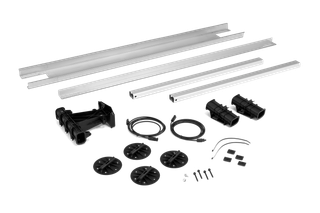 Pealtvaade erinevatele ehitustarvikutele, sealhulgas metallvardad, kaablid ja kinnitusdetailid.