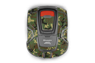 Set ovenfra af en Husqvarna Automower med camouflagedesign.