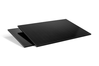 Pealtvaade kahest kokku virnastatud päikesepaneelist.