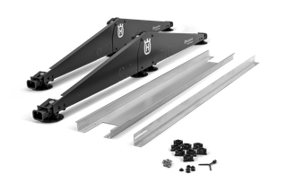 Husqvarna ehituskomponendid, sealhulgas metalltalad ja ühendused, mida näidatakse stuudiokeskkonnas.