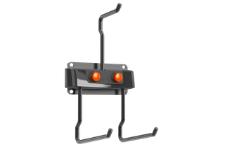 Vy framifrån av en Husqvarna väggmonterad verktygshållare med krokar.