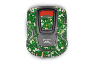 Set ovenfra af en Husqvarna-robotplæneklipper med et blomsteromslag.