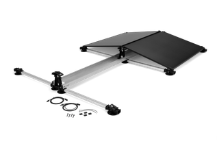 Päikesepaneelide paigaldussüsteemi pealtvaade koos kaablite ja pistikutega.