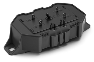 Vy ovanifrån av en svart elektronisk komponent med flera kontakter.