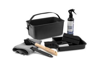 Kit de limpeza Husqvarna com um pulverizador, escovas, esponja, pano e bandeja.
