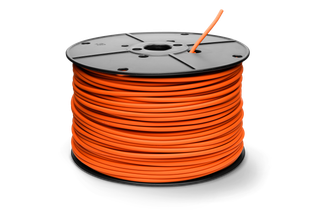 Vorderansicht einer Kabelspule, die sauber auf eine Spule gewickelt ist.