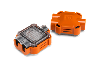 Draufsicht von zwei Husqvarna Steckverbindern mit Design und Funktionalität.