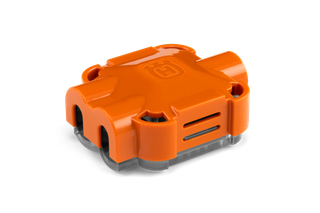 Vorderansicht eines orangefarbenen Husqvarna-Steckverbinders mit mehreren Steckplätzen.