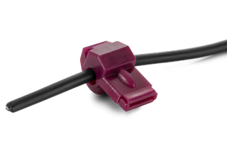 Närbild av en kabelklämma som säkrar en svart kabel.