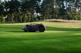 Commercial robotic mowing Golf - Control 37s 16x9 AT