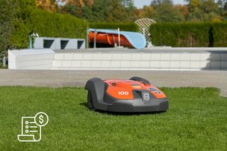 Mähroboter, der in einem Garten mit einem Preisschild-Symbol-Overlay betrieben wird.