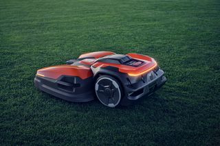 Robot tondeuse sur une pelouse parfaitement tondue.