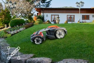 Mähroboter auf gepflegtem Rasen vor einem Haus mit einem Designsymbol-Overlay.