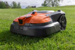 Robotplæneklipper, der kører på en græsmark.