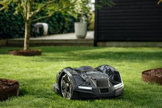Robot tagliaerba che funziona in un giardino.