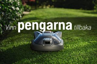 Husqvarna robotic lawn mower on garden lawn, front view. Text: “Vinn pengarna tillbaka”.