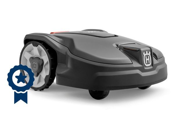 Vooraanzicht van een Husqvarna-robotmaaier in de studio met een overlay op een awardbadge.