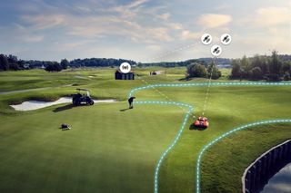 Golfpályán működő robotfűnyíró digitális útfedéssel és csatlakozási ikonokkal.