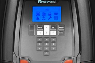 Nahaufnahme der Bedientafel eines Husqvarna Mähroboters mit Digitalanzeige und Tastatur.