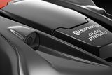 Вид крупним планом газонокосарки Husqvarna Automower, що демонструє її елегантний дизайн і фірмовий стиль.