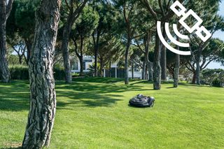 Robot tagliaerba che opera in un giardino con icona del segnale satellitare in sovrimpressione.