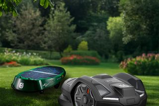 Due robot tagliaerba che operano in un giardino lussureggiante.