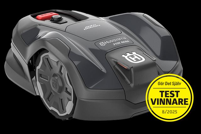 Husqvarna Automower® 310E NERA-robotgräsklippare, tre fjärdedelar av studiovyn. Gul bricka visar "Gör Det Själv Test Vinnare 8/2025".