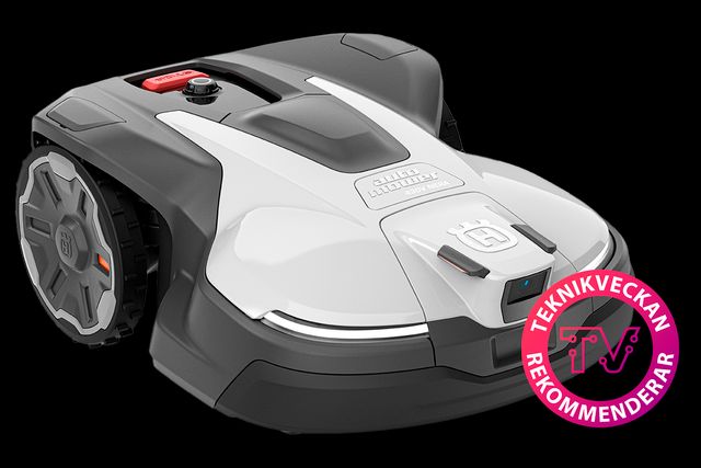 Främre trekvarts studiovy av en Husqvarna Automower 430X NERA-robotgräsklippare med ett prismärke.