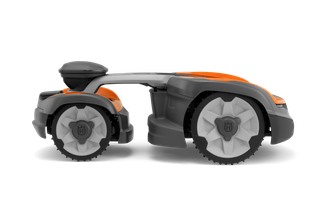 Vue latérale d’un robot tondeuse Husqvarna présentant son design et ses roues.