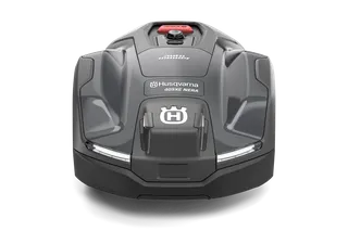 A Husqvarna 405XEI NERA robotfűnyíró elölnézete.