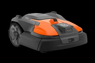 Vista laterale di un robot tagliaerba Husqvarna progettato per un'efficiente manutenzione del giardino.