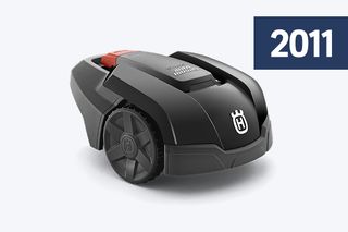 Вид збоку на роботизовану газонокосарку Husqvarna з маркуванням 2011 року.
