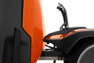 Nahaufnahme eines Husqvarna Aufsitzmähersitzes und des Lenkungsbereichs.