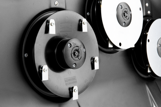 Nahaufnahme der Trennscheiben eines kommerziellen Mähers.