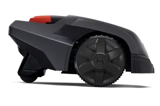 Vista lateral de un robot cortacésped de Husqvarna, en la que se destacan sus ruedas y su elegante diseño.