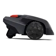 Vista lateral de un robot cortacésped de Husqvarna, en la que se destacan sus ruedas y su elegante diseño.