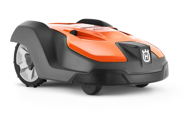 Stranski pogled robotske kosilnice Husqvarna z vidnimi kolesi in logotipom blagovne znamke.