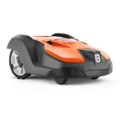 Stranski pogled robotske kosilnice Husqvarna z vidnimi kolesi in logotipom blagovne znamke.
