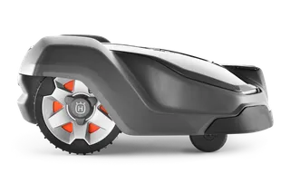 Vista lateral de un robot cortacésped Husqvarna con un diseño distintivo de las ruedas.