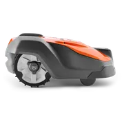 Stranski pogled robotske kosilnice Husqvarna z vidnimi kolesi in elegantno zasnovo.