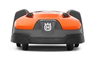 Pogled od spredaj robotske kosilnice Husqvarna z vidnim logotipom.