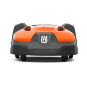 Pogled od spredaj robotske kosilnice Husqvarna z vidnim logotipom.